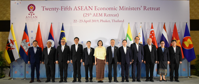 ASEAN economic ministers discuss AEC progress, global economy at retreat