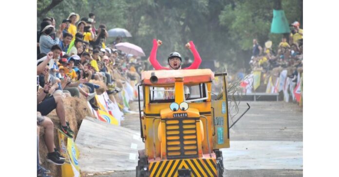 Tenth Anniversary "Siraya Go CreCar" Celebrities Gather for the Fun Car Race "Triple Gold" Designer Takes the Lead as Judge